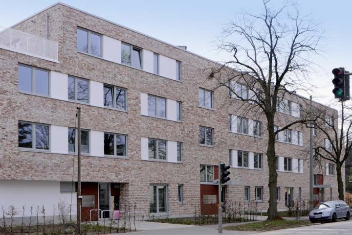 Citynah und doch bezahlbar: Genossenschaftswohnungen in Hamburg. Fassade: Handformverblender GEESTBRAND bunt-weiß