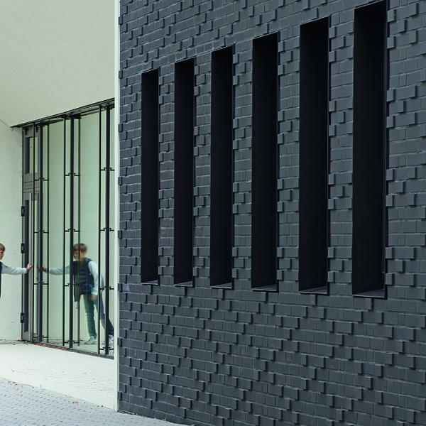 Schulmensa Louise-von-Rothschild-Schule, Frankfurt: FARO schwarz-nuanciert, Brick-Design®, Sondersortierung | Foto: Gehard P. Mueller