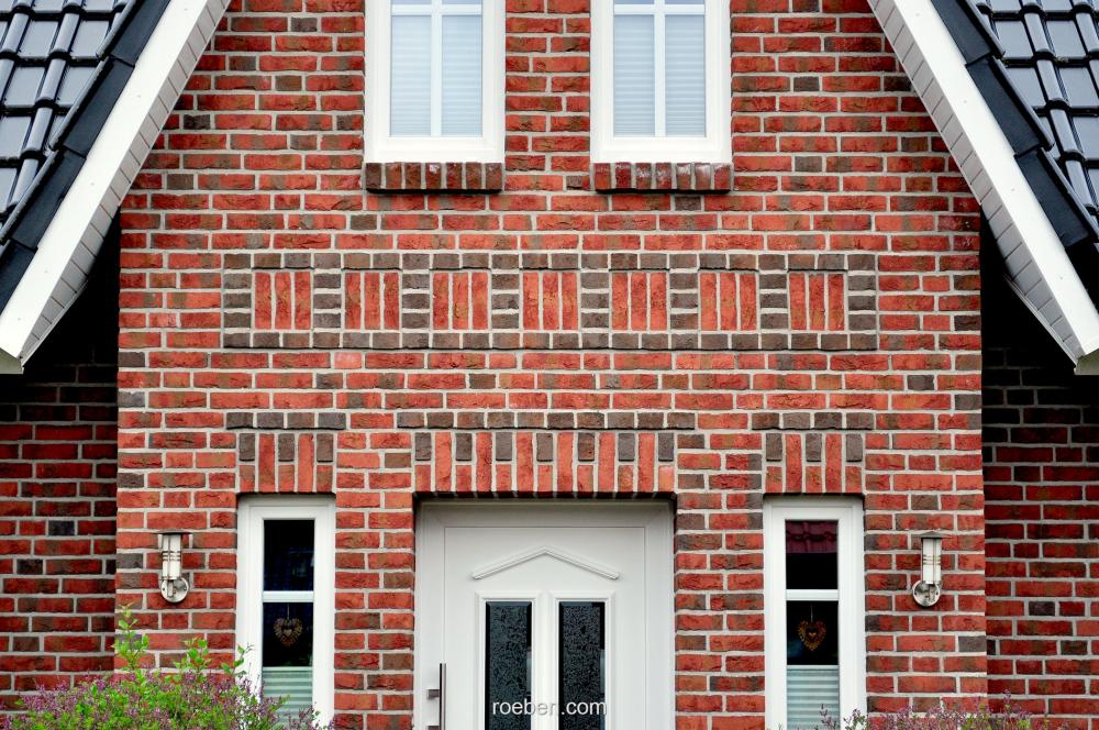 Ziermauerwerk in der Fassade eines Einfamilienhauses