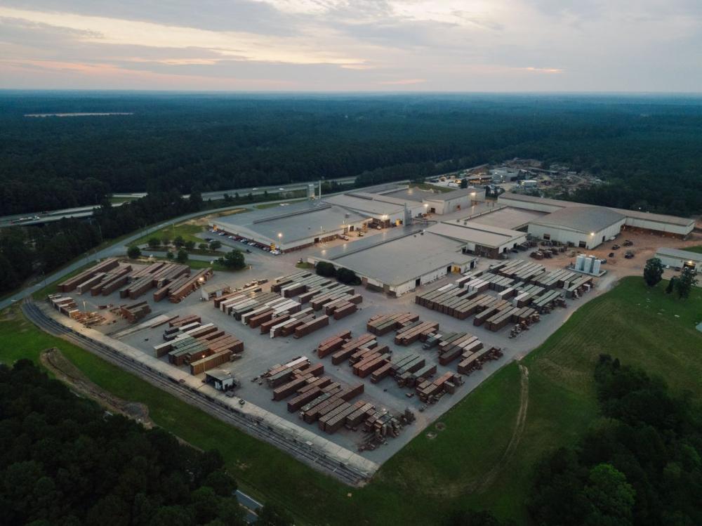 Luftaufnahme der Röben Werke in Texas unter Abendhimmel