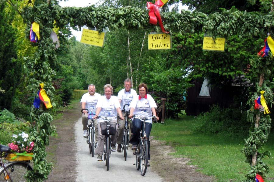 Anwohner hatten den neuen Abschnitt geschmückt: Eröffnung des Radweges zwischen Zetel und Neuenburg.