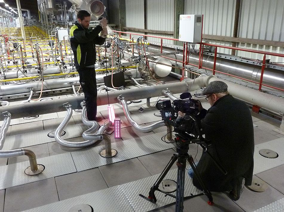 BRICK-DESIGN: Bereits während des Brennens nimmt Röben Betriebsleiter Stefan Zimmermann direkt auf dem mehr als 1000° heißen Ofen erste Produktprüfungen vor.