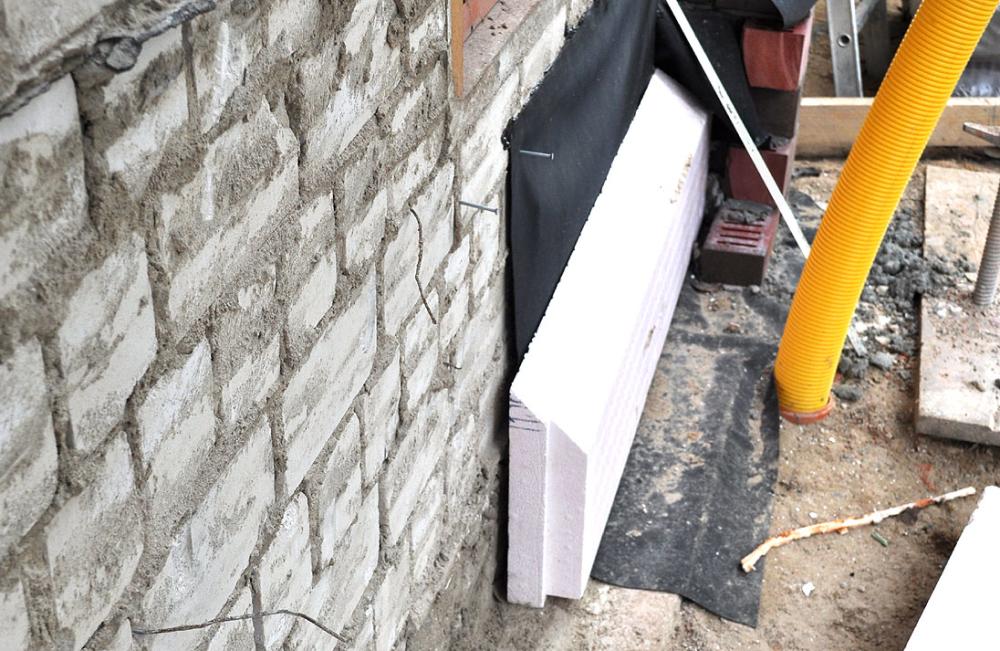 Korvettenstraße in Lübeck: Dort, wo sich die alte Klinkerfassade befand, wird nun das Dämmmaterial angebracht. Ein neues Fundament trägt die vorgezogene Klinker-Fassade