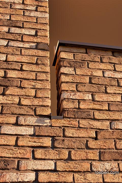 &bdquo;Austrian brick and roof award&quot;: Röben Handformverblender MOORBRAND torf-bunt
