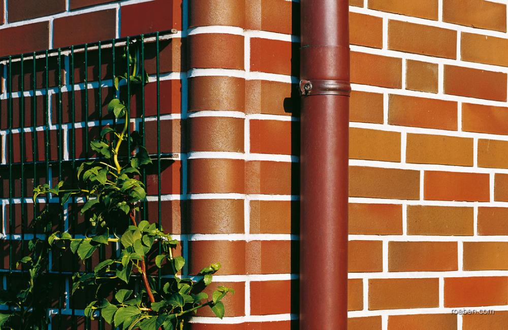 Gebäudeecke mit Gelenk-Formziegelpaar Typ 700/800