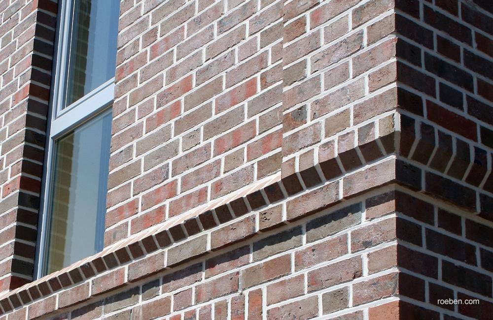 Sonder-Formziegel im Eckbereich in Kombination mit gewinkelten Standardklinkern gliedern hier die Fassade