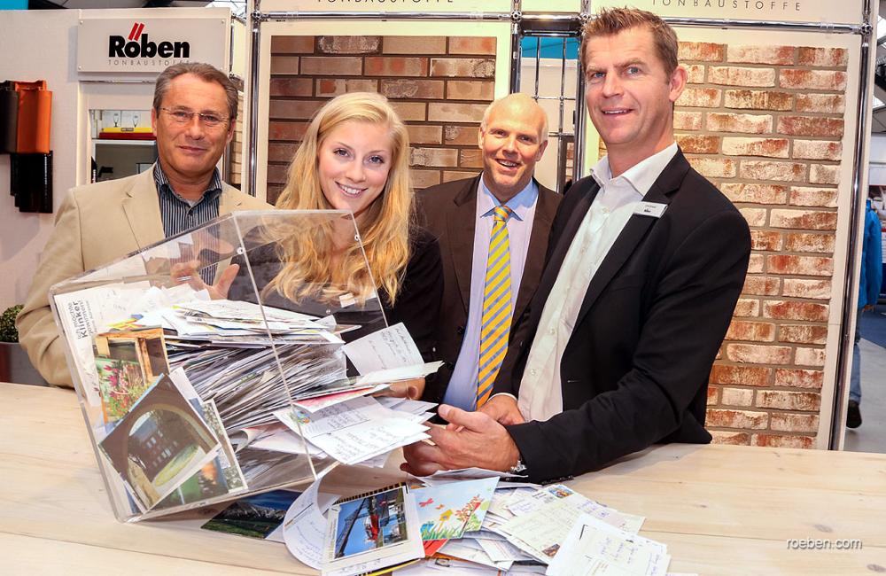 Die Ziehung der Klinker-Gewinner (v.l.): sh:z-Redakteur Wenzel Pleil, Glücksfee Pia Eifler, Messe-Chef Dirk Iwersen, Röben-Repräsentant Ulrik Strauer. Foto: Benjamin Steinhausen