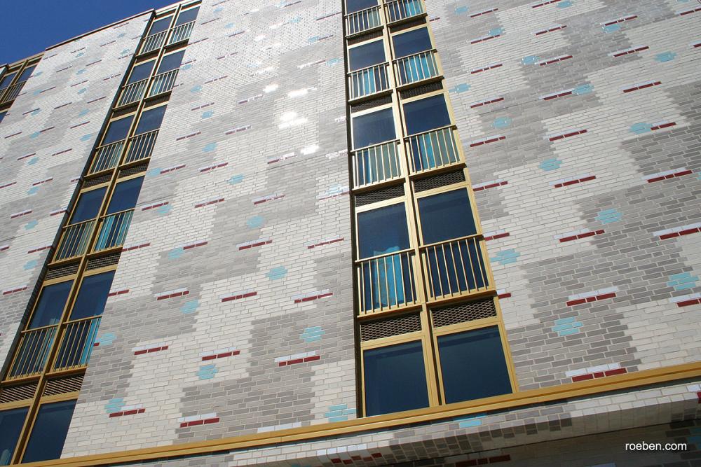 Farbig glasierte Keramik-Klinker in der grauen Fassade - das Türkis-Blau in der Unternehmensfarbe (MotelOne, Berlin)