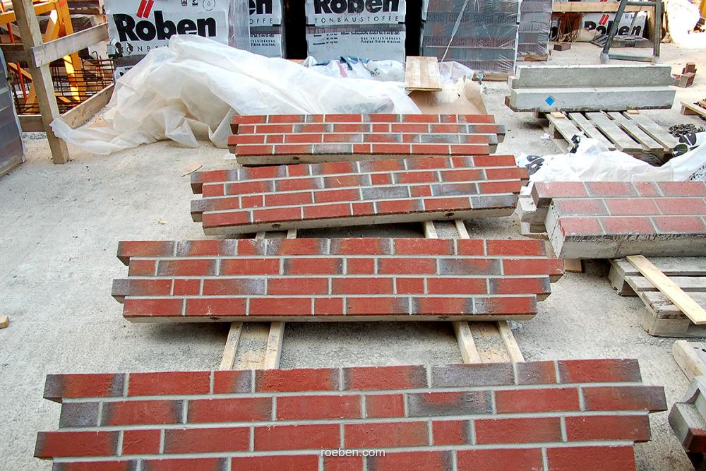 Die abgetreppten Fertigbauteile fügen sich später unsichtbar in das Mauerwerk ein