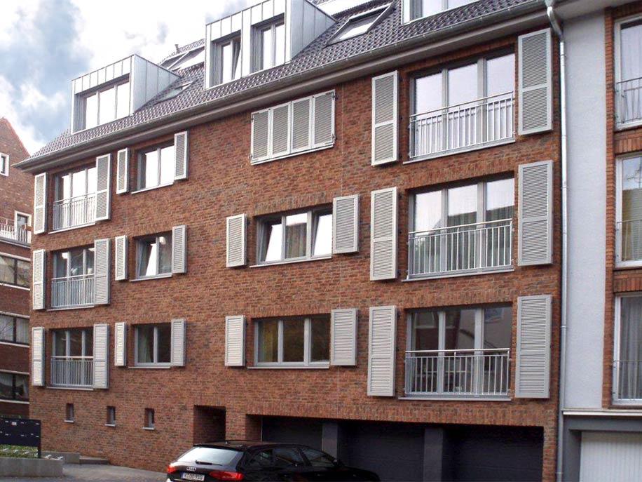 Die energetisch sanierte Fassade fügt sich eigenständig aber harmonisch in die sie umgebende Bebauung ein.