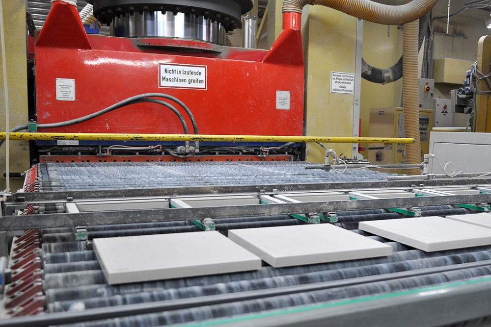 Mit 1700 to Presskraft werden aus Tonpulver die Fliesen gepresst