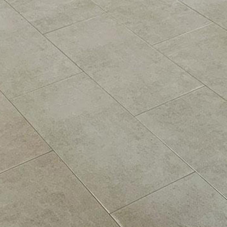 Graue Steinfliesen in einem Rastermuster.