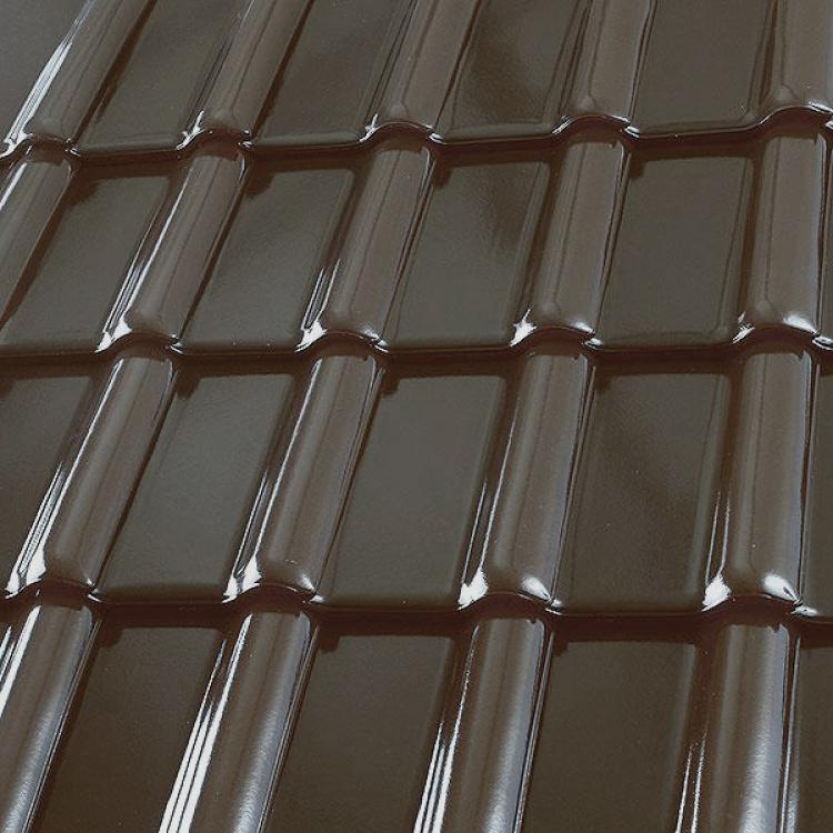 Glänzende, braune Dachziegel in gleichmäßiger Anordnung.