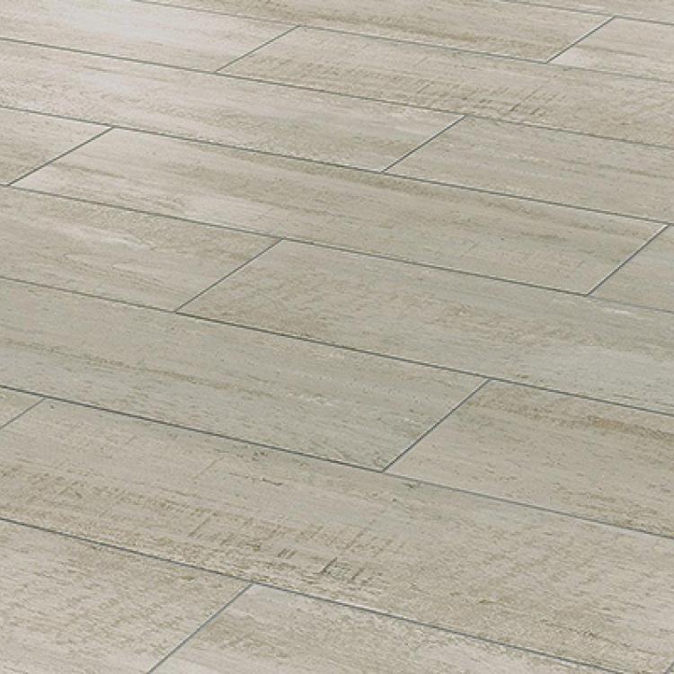 Beige Fliesenboden in Holzoptik.