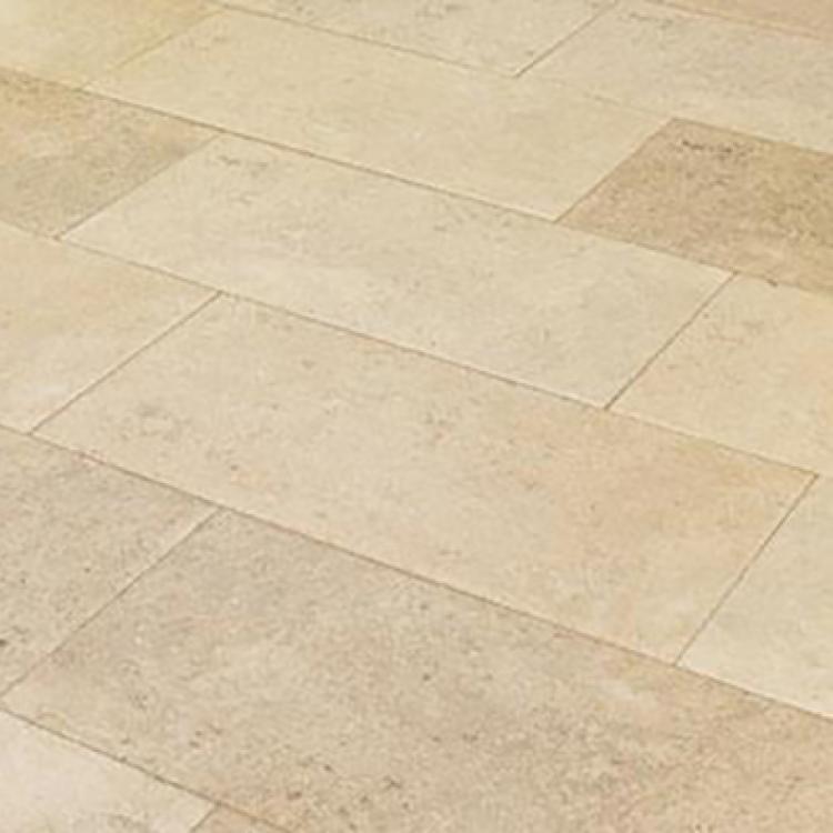 Helle Steinfliesen in einem Zickzack-Muster.