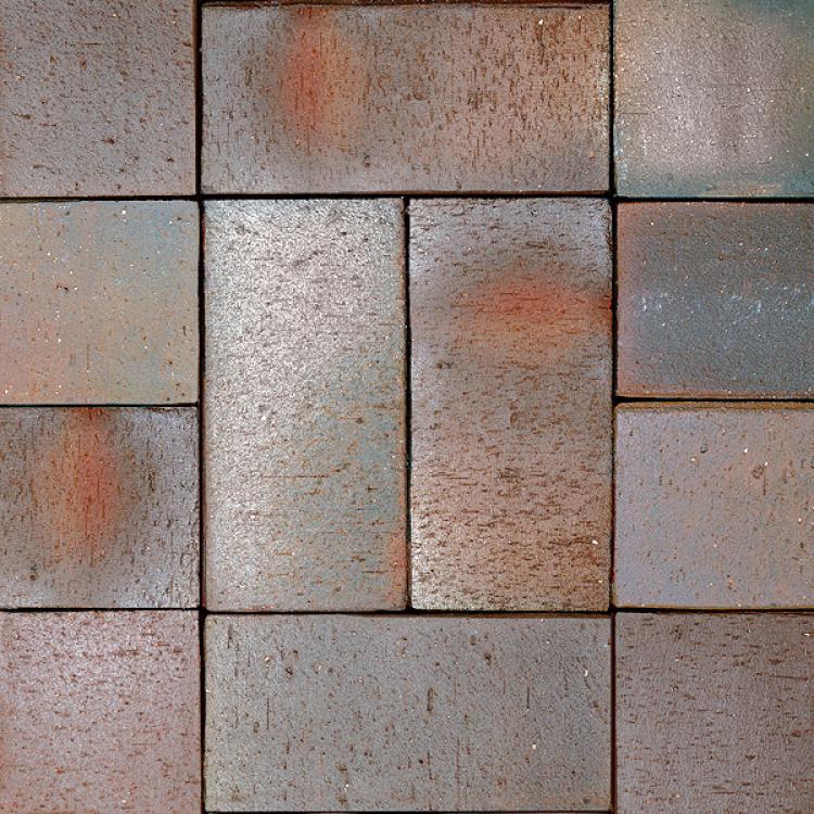 Ziegelwand mit glatten, grob gestrichenen, rötlich-braunen Ziegeln.