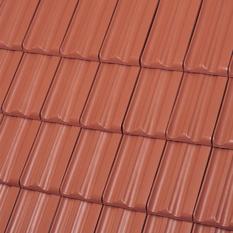 Rote Dachziegel in gleichmäßigen Reihen.