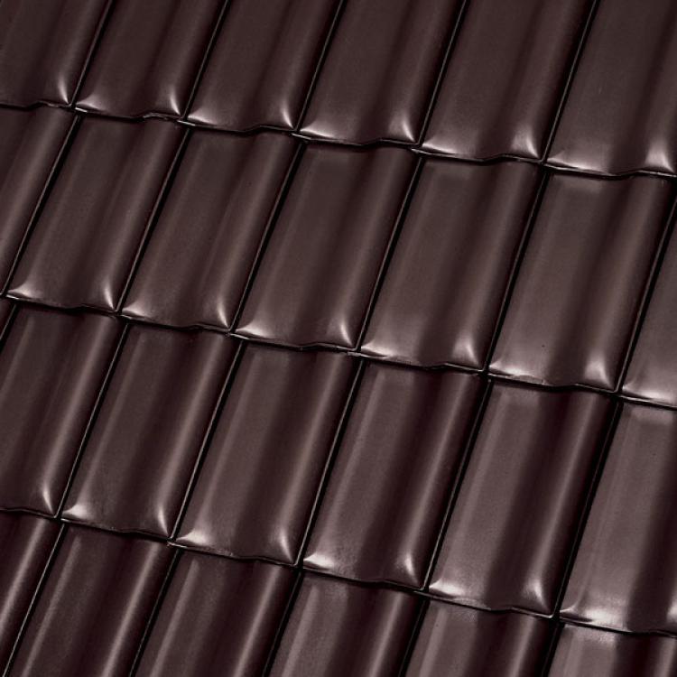 Braune Dachziegel, dicht angeordnet.