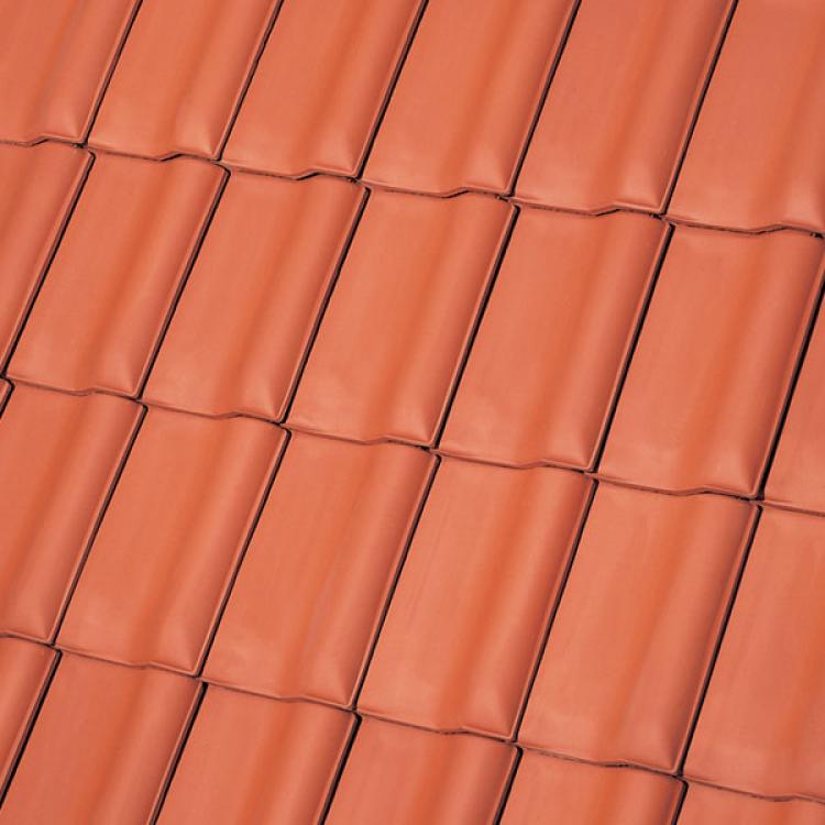 Rote Dachziegel in gleichmäßiger Anordnung.