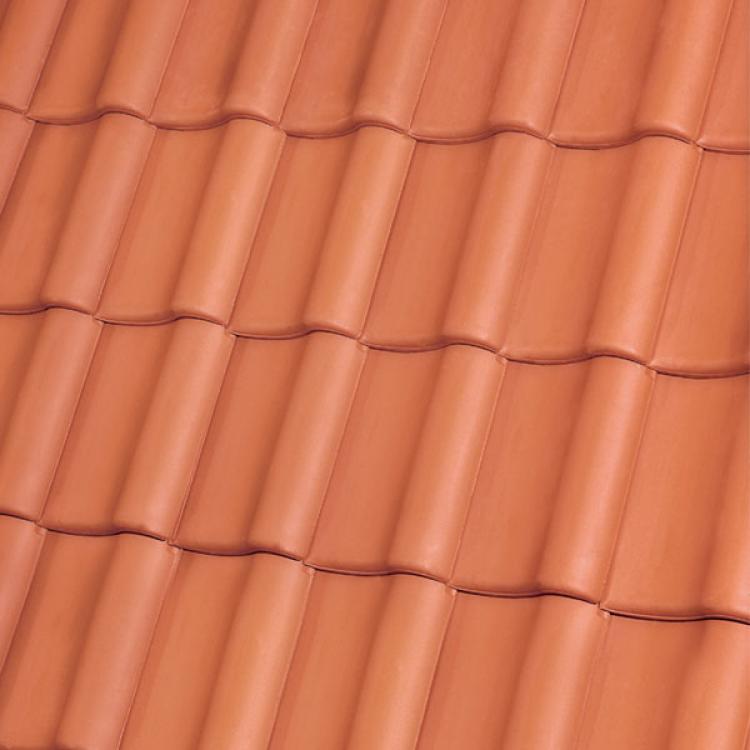 Ziegeln in orange, gestapelt in einem gleichmäßigen Muster.