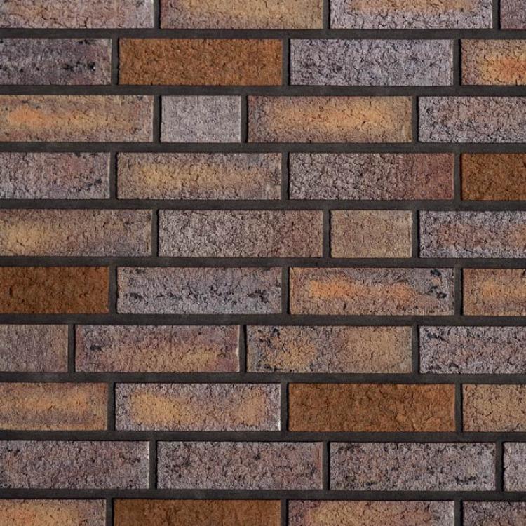 Backsteinmauer mit verschiedenen Brauntönen.