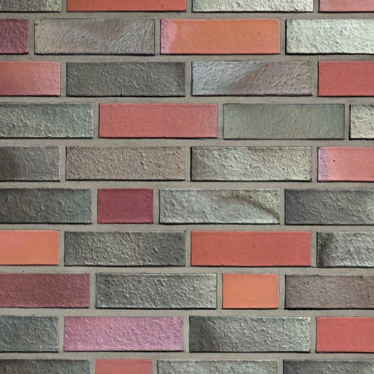 Backsteinwand in Rot- und Grautönen.