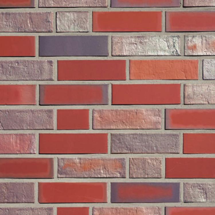 Ziegelmauer mit roten und grauen Steinen.