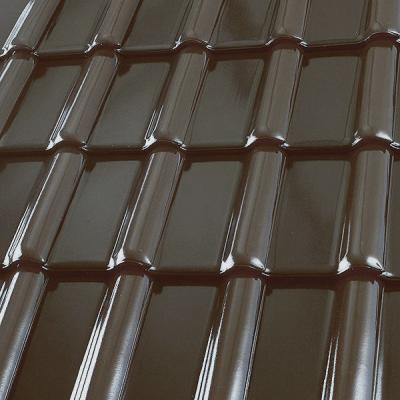 Glänzende, braune Dachziegel in gleichmäßiger Anordnung.