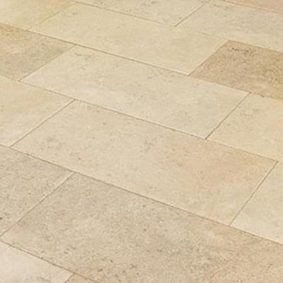 Helle Steinfliesen in einem Zickzack-Muster.