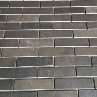 Graue Mauersteine in symmetrischem Muster.