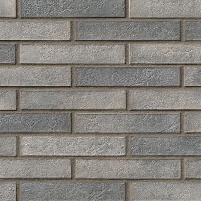 Graue Ziegelsteinmauer mit horizontalem Muster.