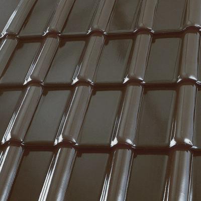 Glänzende, braune Dachziegel in gleichmäßiger Anordnung.