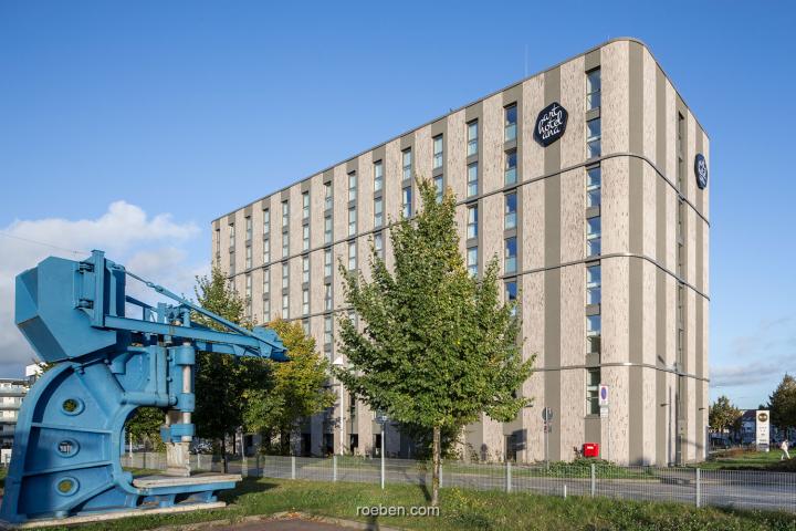 CALAIS carbon - hochkant verarbeitet auf dem Neptun-Gelände in Rostock