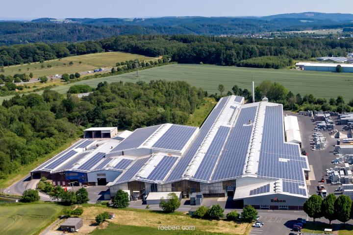 Die PV-Anlage auf den Hallendächern des Röben-Klinkerwerkes Die PV-Anlage auf den Hallendächern des Röben-Klinkerwerkes