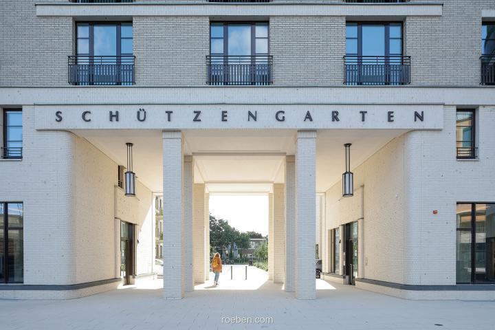 Modernes Gebäude mit Arkaden und dem Schriftzug "Schützengarten".