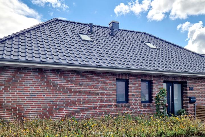 Rotes Backsteinhaus mit Zeltdach