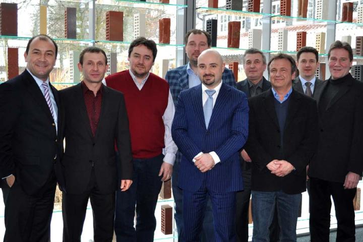 Röben Geschäftsführer Stephan Heiken (l.) empfing Dmitry Kononov und Alan Tsagolti (4. u. 5. v.l.), Projetentwickler der Dinasty AG, St. Petersburg. Horst Klockgether (r.) begleitet das Projekt mit dem Röben Planungsservice. Röben Geschäftsführer Stephan Heiken (l.) empfing Dmitry Kononov und Alan Tsagolti (4. u. 5. v.l.), Projetentwickler der Dinasty AG, St. Petersburg. Horst Klockgether (r.) begleitet das Projekt mit dem Röben Planungsservice.