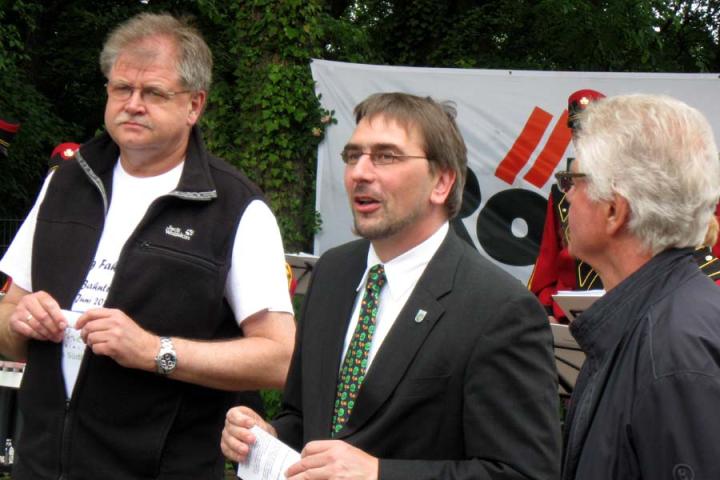 Bürgermeister Heiner Lauxtermann, Landrat Sven Ambrosy und Wilhelm Röben (v.l.) begrüßen die Gäste.