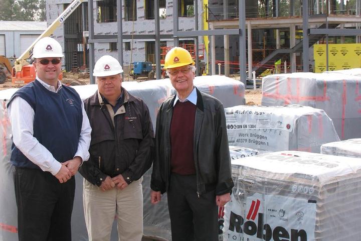 Wilhelm Röben (rechts) überzeugte sich in Durham persönlich vom Fortschritt der Arbeiten. Scott D. Mollenkopf, Präsident von Triangle Brick (links) und Ricky Merritt, Director von TBC führen ihn über die Baustelle