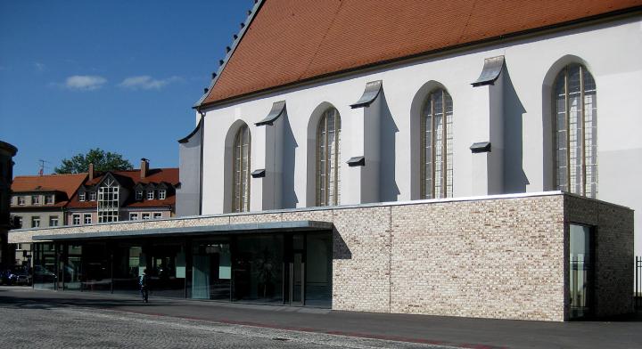 Der Röben Handformverblender GEESTBRAND bunt-weiß moderiert zwischen historischer und moderner Architektur