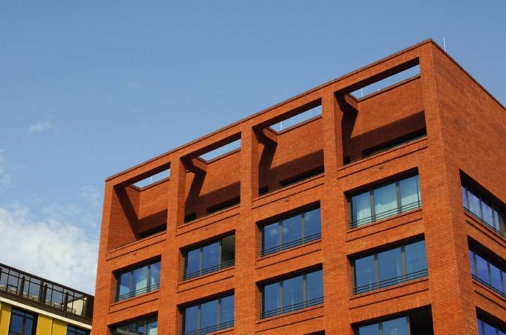 Roter Klinker, rote Fuge: Die Fassade des Starcom-Gebäudes in Frankfurt lebt von der Struktur des Ziegels, das Fugenraster tritt vollständig in den Hintergrund.