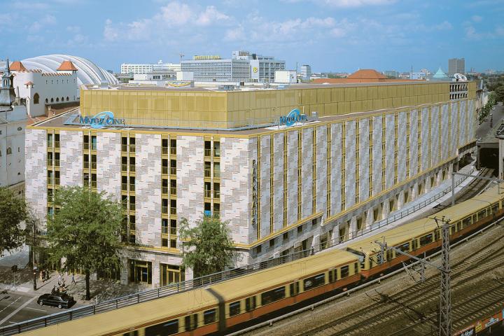 Das Berliner Zentrum am Bahnhof Zoo: Die markante Fassade des neuen
Hotelkomplexes &quot;Motel-One Ku`Damm&quot; mit ihrem stufenförmigen Klinker-Mosaik.