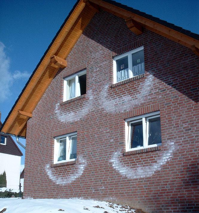 Ausblühungen (hier sogenannte &quot;Wassersäcke&quot;) durch Regenwasser, dass durch konventionell gemauerte Fensterbänke in das Mauerwerk eingedrungen ist.