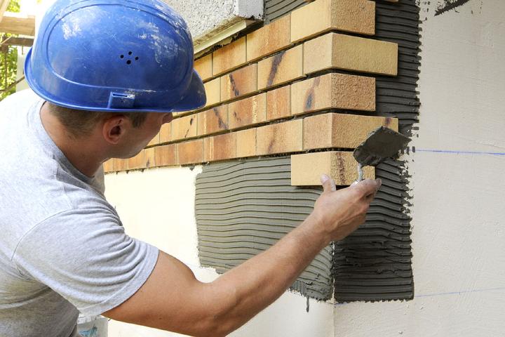 Röben Riemchen in Kombination mit Winkelriemchen stellen auf dem WDVS den Eindruck eines konventionellen Mauerwerks sicher. Röben Riemchen in Kombination mit Winkelriemchen stellen auf dem WDVS den Eindruck eines konventionellen Mauerwerks sicher.