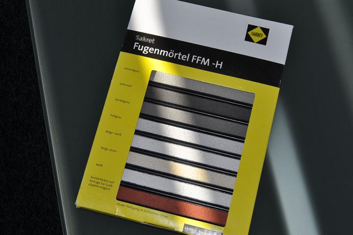 Die Markenhersteller bieten eine Vielzahl von unterschiedlichen Fugenmörtel-Farben an und bemustern diese in solch kleinen Boxen.