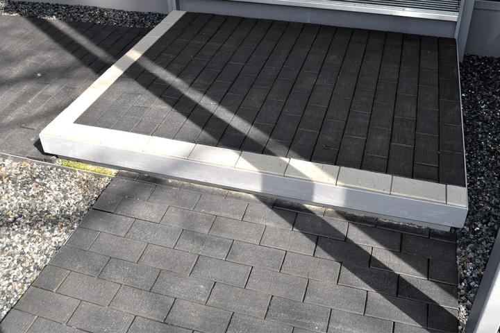Gartenweg mit Treppenpodest: SCHWABING schwarz-nuanciert mit grau-nuancierter Einfassung