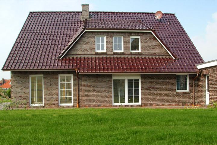 Klinker ADELAIDE burgund und der glasierte Dachziegel FLANDERNplus barolo