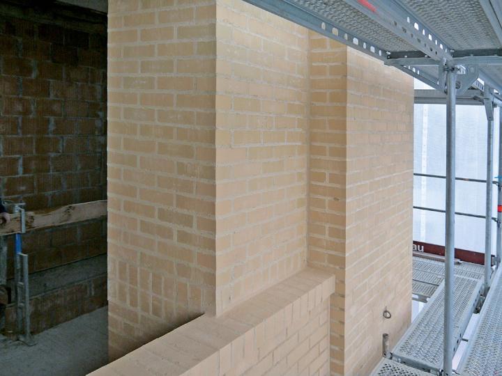 Brunnmatt-Ost in Bern/CH: Konventionelles Mauerwerk neben Fertigbauteilen für Brüstung, Pfeiler und Mauerwerksabdeckung