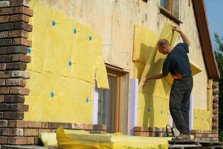 Vor die alte Putzfassade wird eine neue Klinkerschale gemauert, die Dämmung erfolgt mit hydrophoben Mineralfasermatten in zwei gegeneinander versetzten 6cm-Lagen.