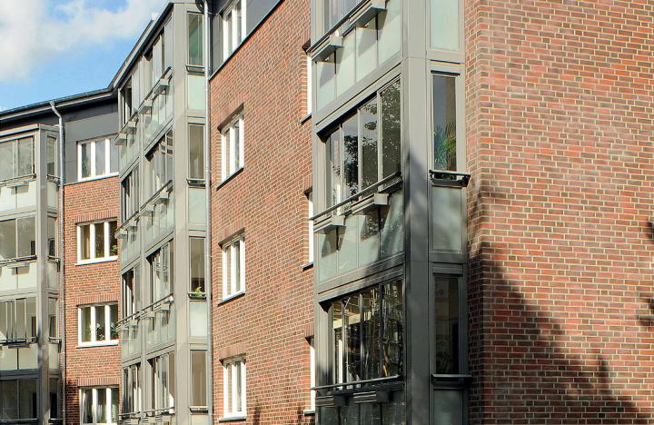 Korvettenstraße in Lübeck: Das Gebäude nun mit gedämmter, neuer Klinkerfassde. Sie wurde massiv auf ein neues Fundament gesetzt.